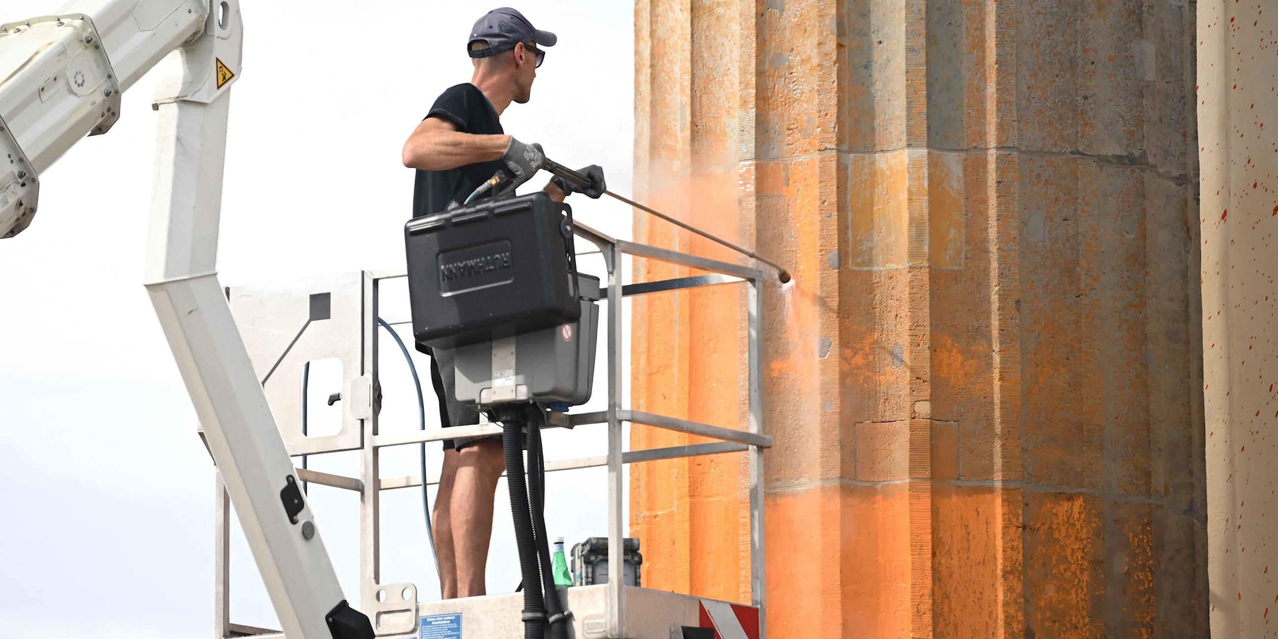Reinigungsarbeiten nach einem Farbanschlag der so genannten letzten Generation auf das Brandenburger Tor. 