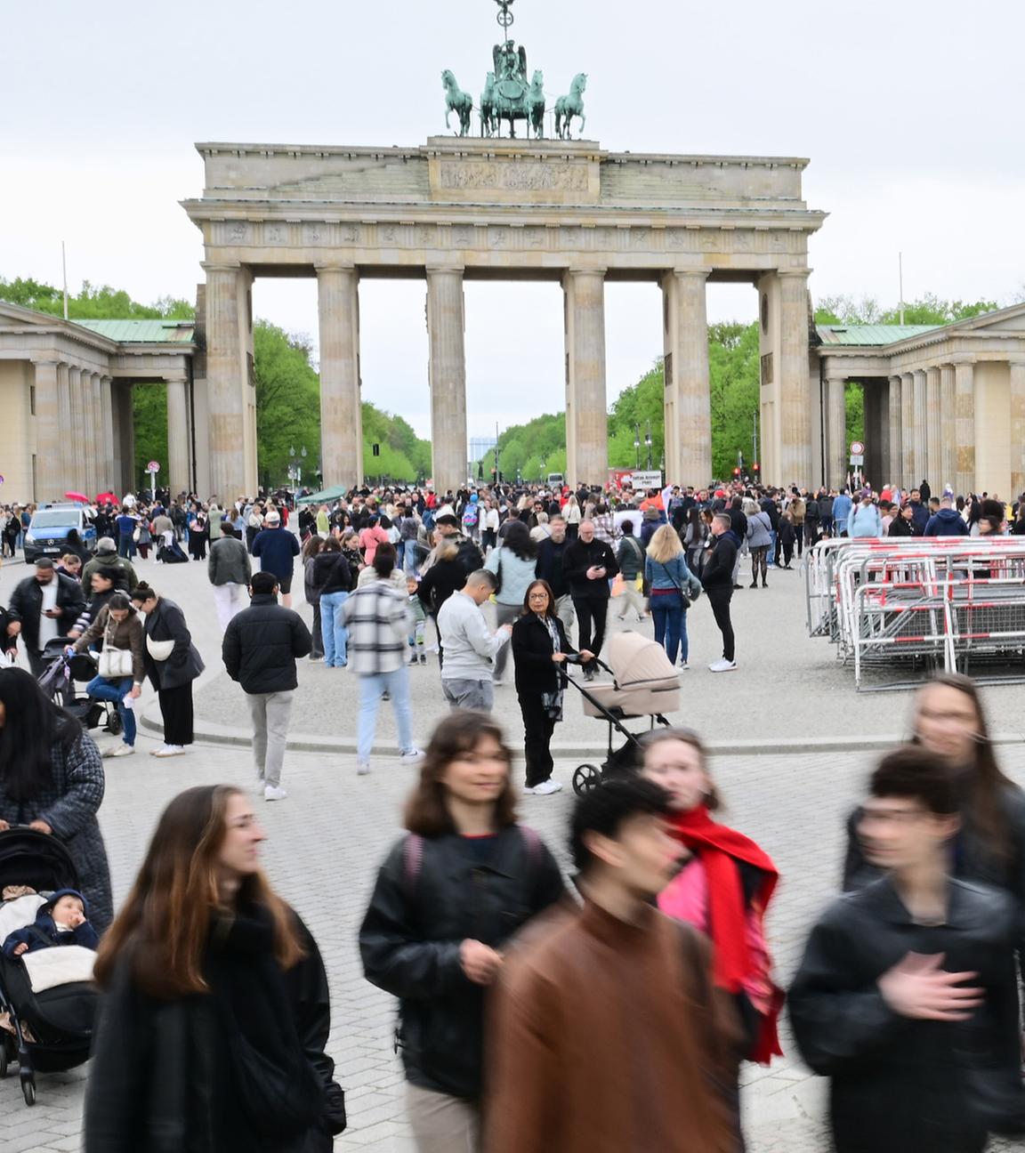 Menschen vor dem Brandenburger Tor in Berlin (Archivbild).