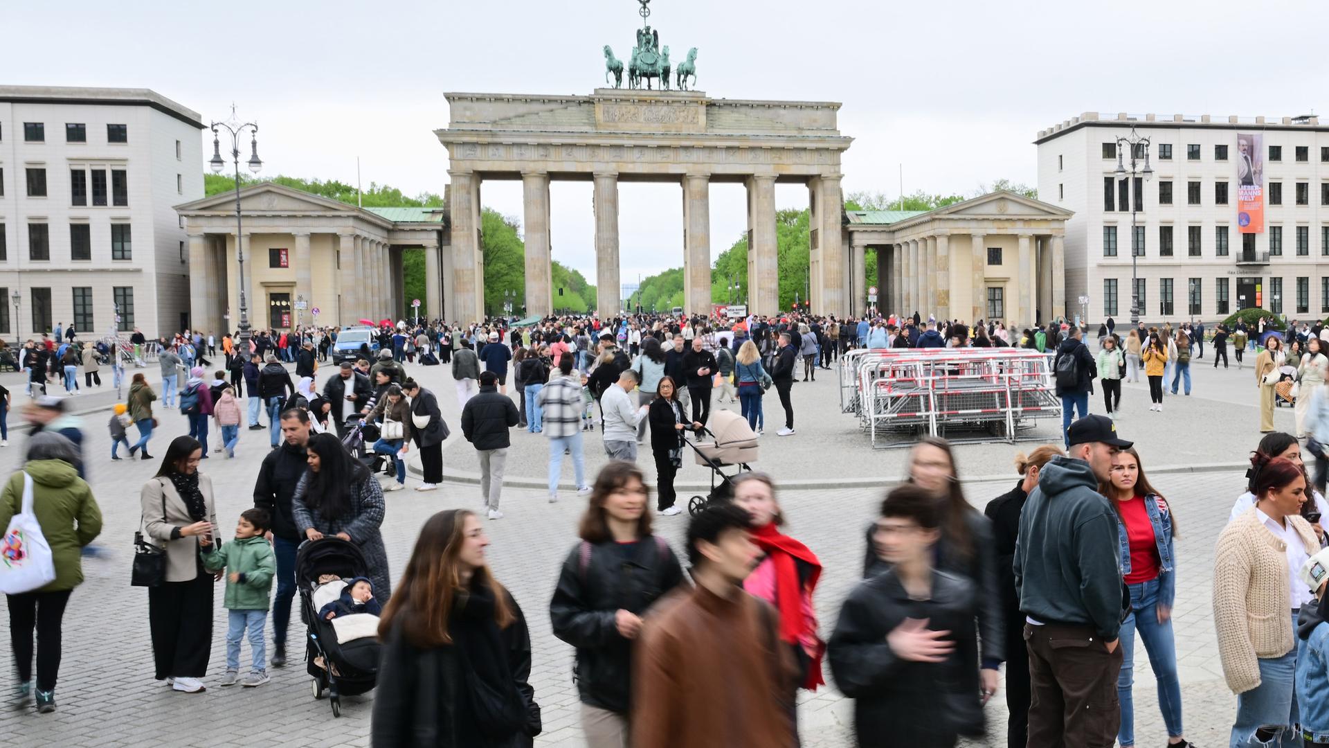 Menschen vor dem Brandenburger Tor in Berlin (Archivbild).