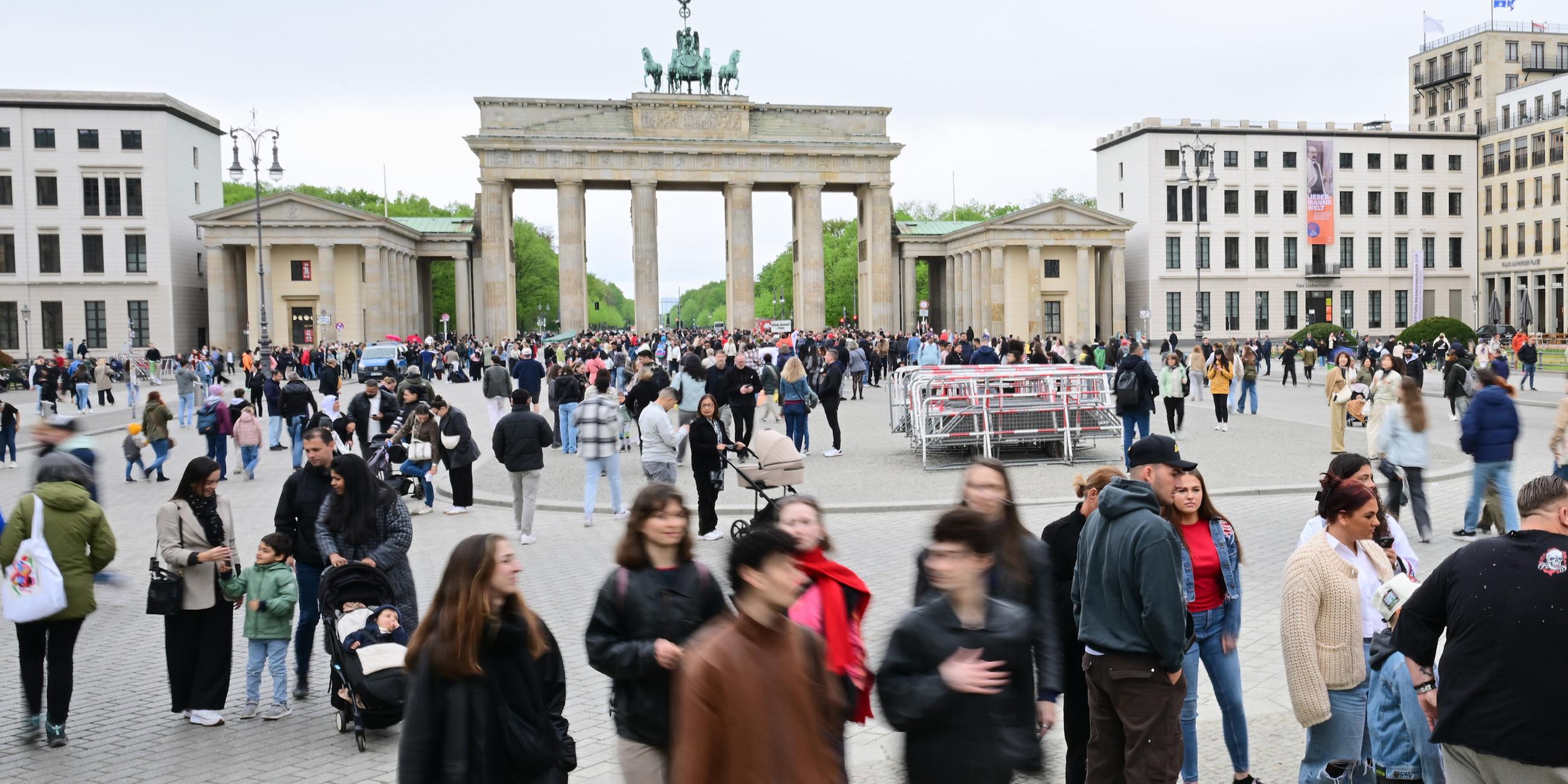Menschen vor dem Brandenburger Tor in Berlin (Archivbild).
