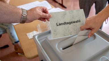 Eine Wählerin wirft ihren Stimmzettel in dei Wahlurne