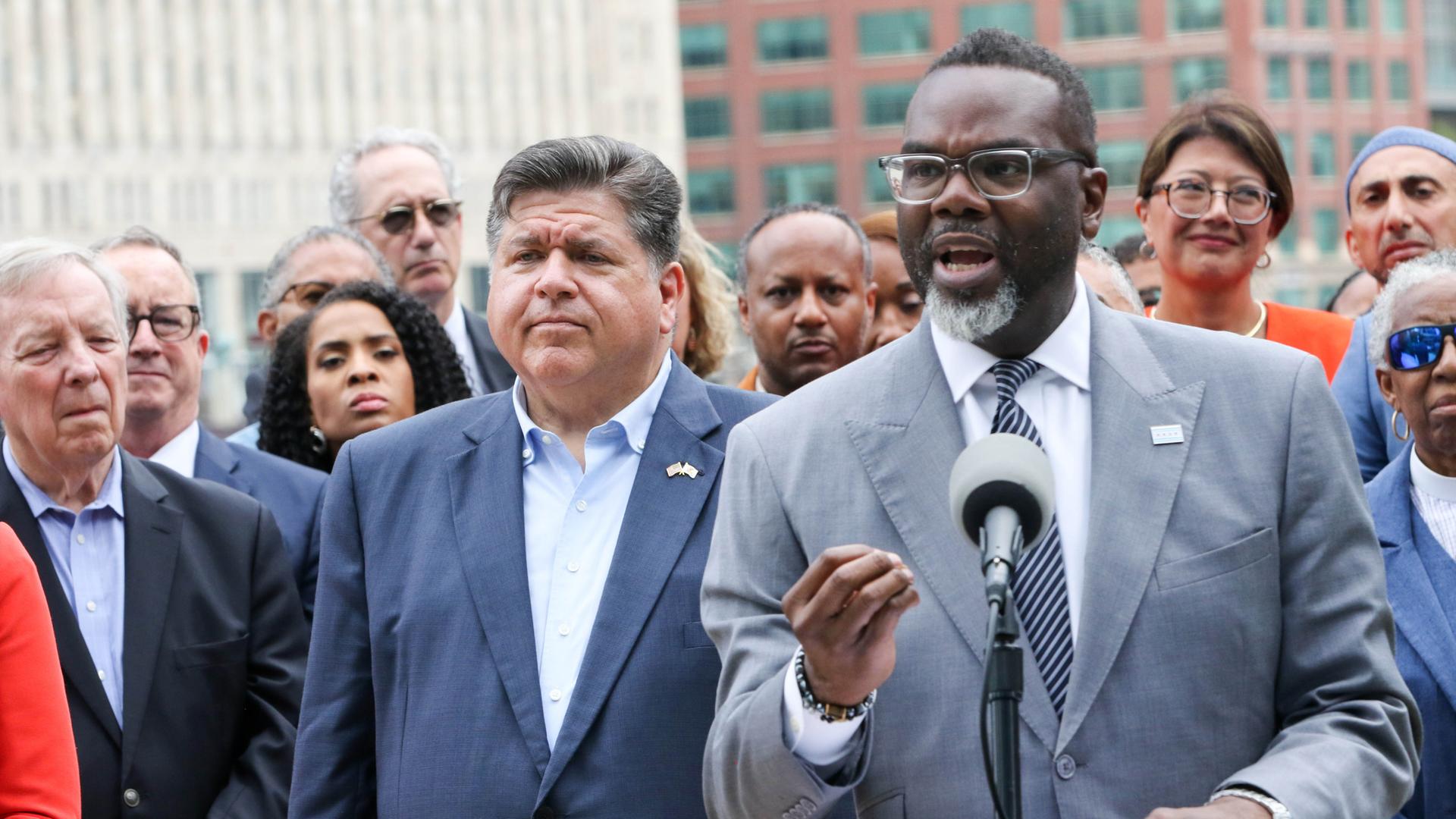 Chicagos Bürgermeister Brandon Johnson argumentiert vor einer Menge