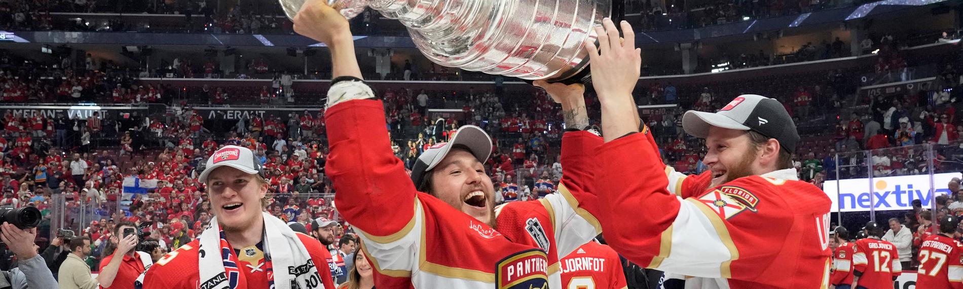 Brandon Montour, Verteidiger der Florida Panthers, Mitte, hebt die Stanley-Cup-Trophäe nach Spiel 7 des NHL-Hockey-Stanley-Cup-Finales gegen die Edmonton