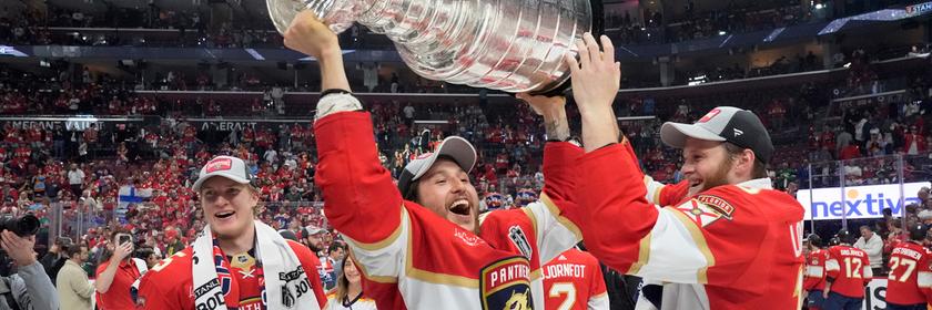 Brandon Montour, Verteidiger der Florida Panthers, Mitte, hebt die Stanley-Cup-Trophäe nach Spiel 7 des NHL-Hockey-Stanley-Cup-Finales gegen die Edmonton
