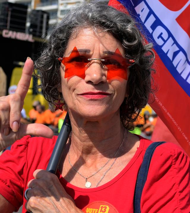Eine Anhängerin des brasilianischen Präsidenten Lula da Silva macht eine L-Handgeste als Zeichen der Unterstützung. 