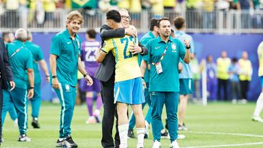 Brasiliens Trainer Ancelotti umarmt Siegtorschütze Martinelli nach dem WM-Spiel gegen Japan