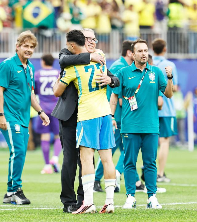 Brasiliens Trainer Ancelotti umarmt Siegtorschütze Martinelli nach dem WM-Spiel gegen Japan