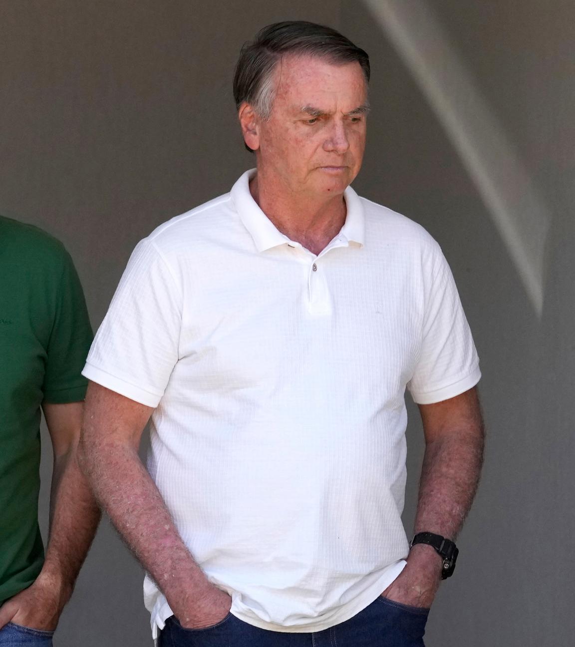 Der ehemalige brasilianische Präsident Jair Bolsonaro (rechts) und sein Sohn Senator Flavio Bolsonaro