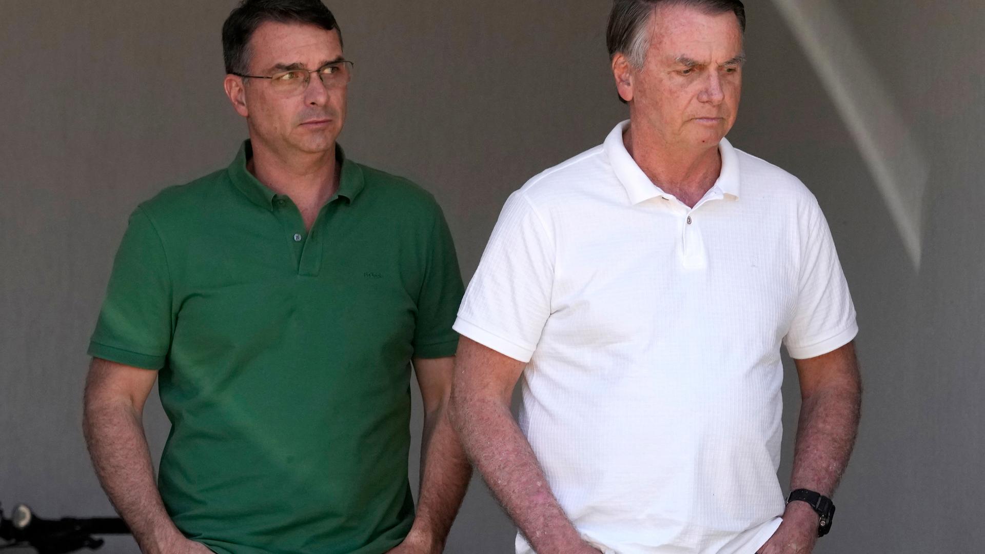 Der ehemalige brasilianische Präsident Jair Bolsonaro (rechts) und sein Sohn Senator Flavio Bolsonaro.