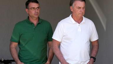 Der ehemalige brasilianische Präsident Jair Bolsonaro (rechts) und sein Sohn Senator Flavio Bolsonaro