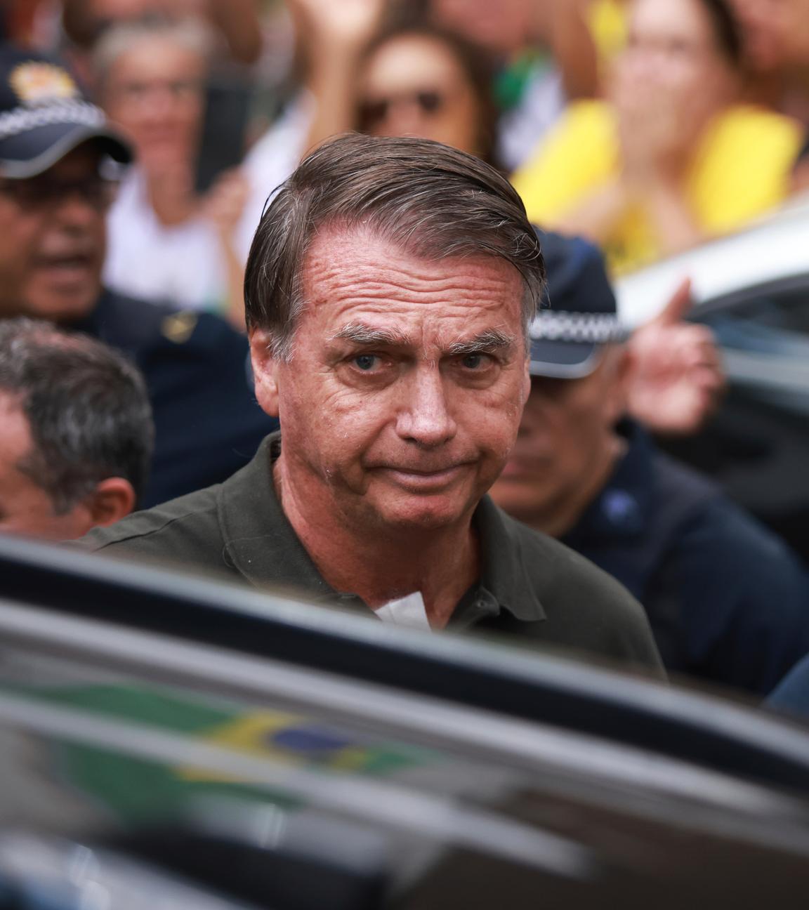 Der ehemalige brasilianische Präsident Jair Bolsonaro, der wegen einer medizinischen Behandlung vorübergehend aus dem Hausarrest entlassen wurde, verlässt ein Krankenhaus in Brasilia. 
