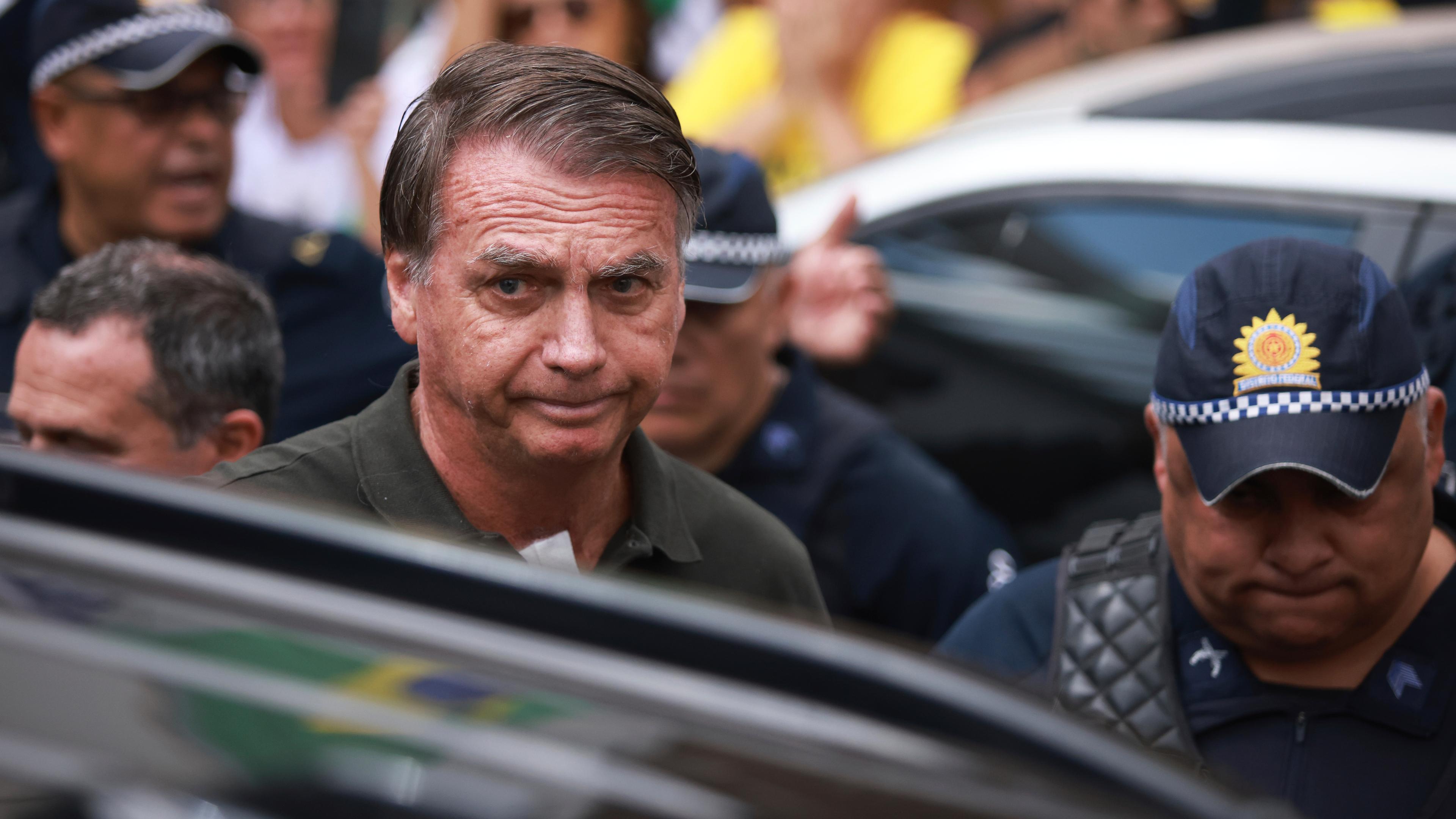 Der ehemalige brasilianische Präsident Jair Bolsonaro, der wegen einer medizinischen Behandlung vorübergehend aus dem Hausarrest entlassen wurde, verlässt ein Krankenhaus in Brasilia. 