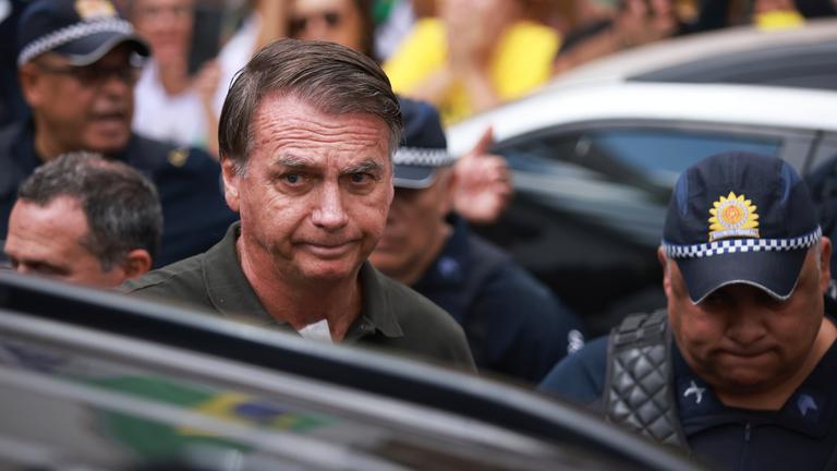 Der ehemalige brasilianische Präsident Jair Bolsonaro, der wegen einer medizinischen Behandlung vorübergehend aus dem Hausarrest entlassen wurde, verlässt ein Krankenhaus in Brasilia. 