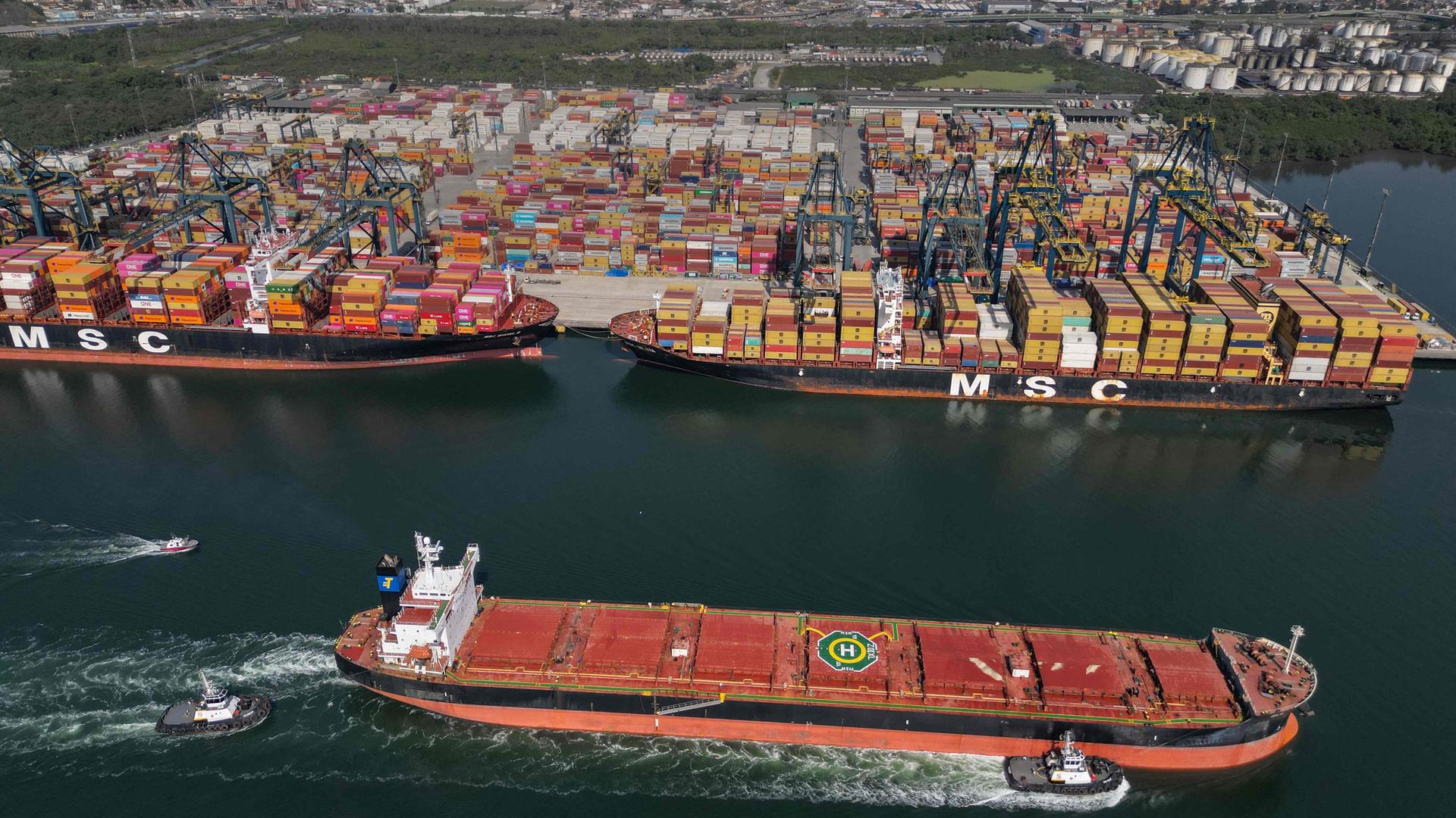 Ein Frachtschiff fährt aus dem Hafen von Santos in Sao Paulo, Brasilien.
