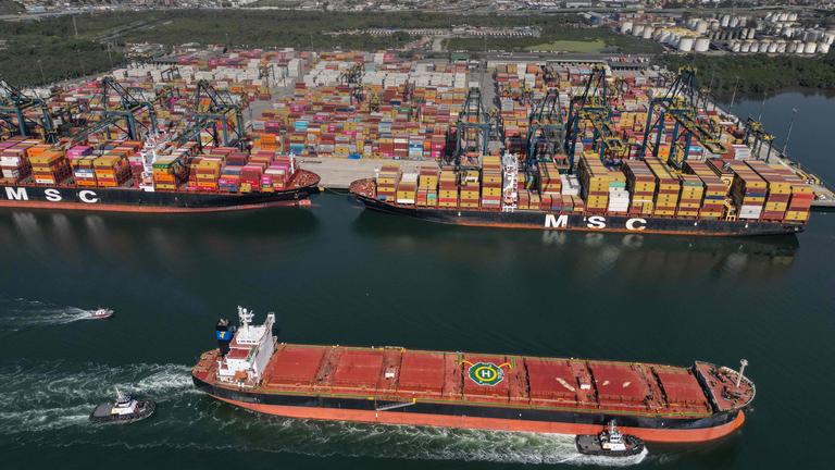Ein Frachtschiff fährt aus dem Hafen von Santos in Sao Paulo, Brasilien.