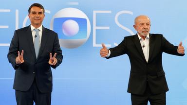 Die Präsidentschaftskandidaten Flávio Bolsonaro (l.) und Luiz Inácio Lula da Silva nehmen an einer von TV Globo übertragenen Debatte teil.