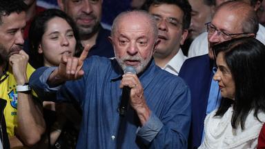 Brasiliens Präsident Luiz Inácio Lula da Silva hält eine Rede nach seinem Wahlsieg.