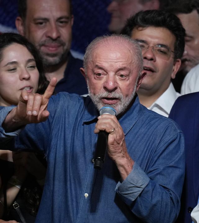 Brasiliens Präsident Luiz Inácio Lula da Silva hält eine Rede nach seinem Wahlsieg.