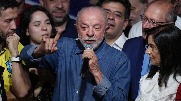 Brasiliens Präsident Luiz Inácio Lula da Silva hält eine Rede nach seinem Wahlsieg.