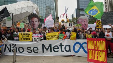 Demonstranten protestieren vor dem Hauptsitz von Meta in São Paulo gegen das Unternehmen. Sie halten ein Banner mit der Aufschrift „Meta, mischt euch nicht ein“.