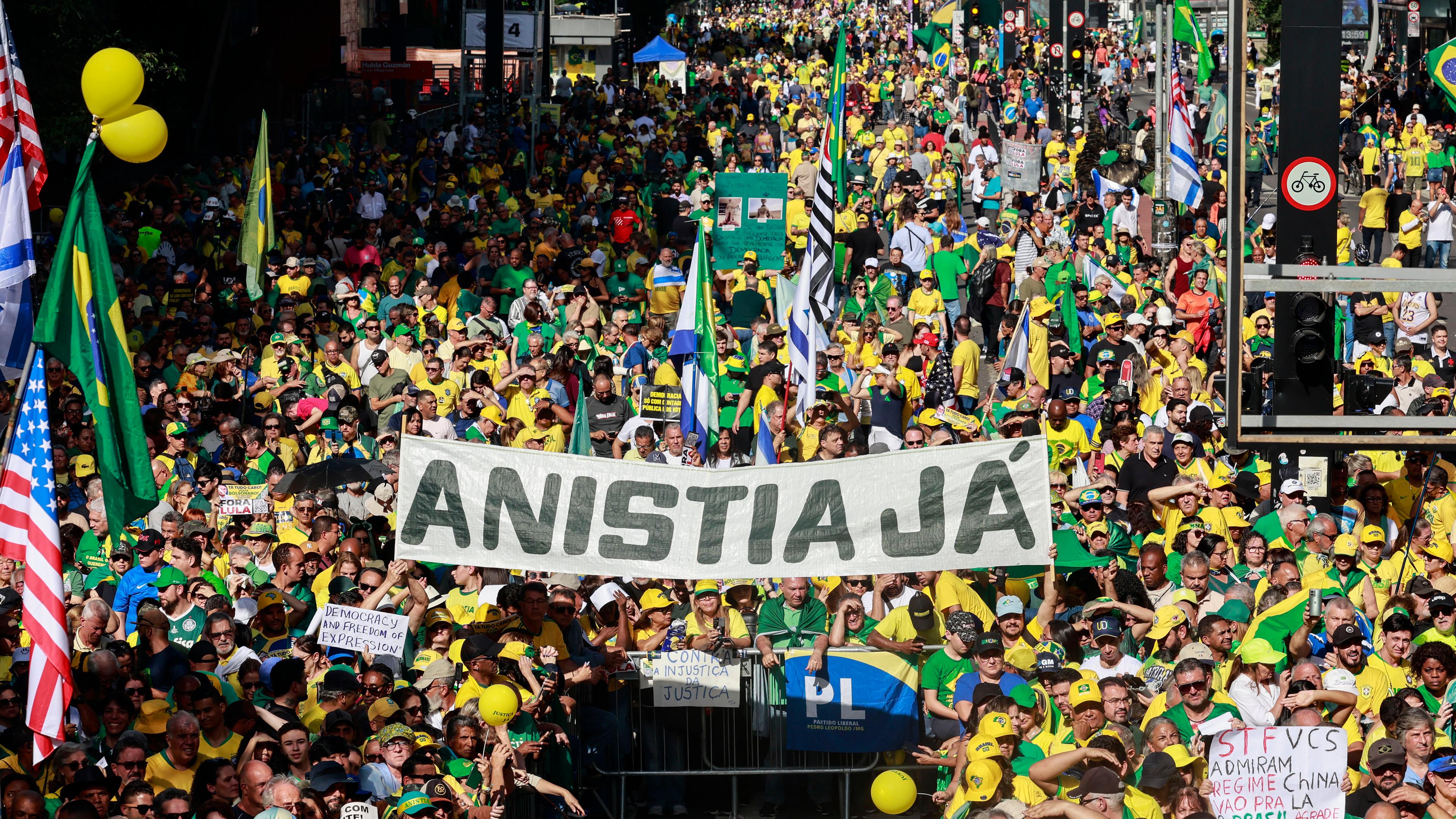 Tausende demonstrieren für Bolsonaro