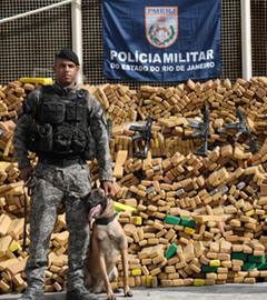 Dieses von der Militärpolizei von Rio de Janeiro zur Verfügung gestellte Bild zeigt Waffen und Marihuana, die in der Millionenmetropole Rio de Janeiro sichergestellt wurden. 