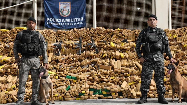 Dieses von der Militärpolizei von Rio de Janeiro zur Verfügung gestellte Bild zeigt Waffen und Marihuana, die in der Millionenmetropole Rio de Janeiro sichergestellt wurden. 