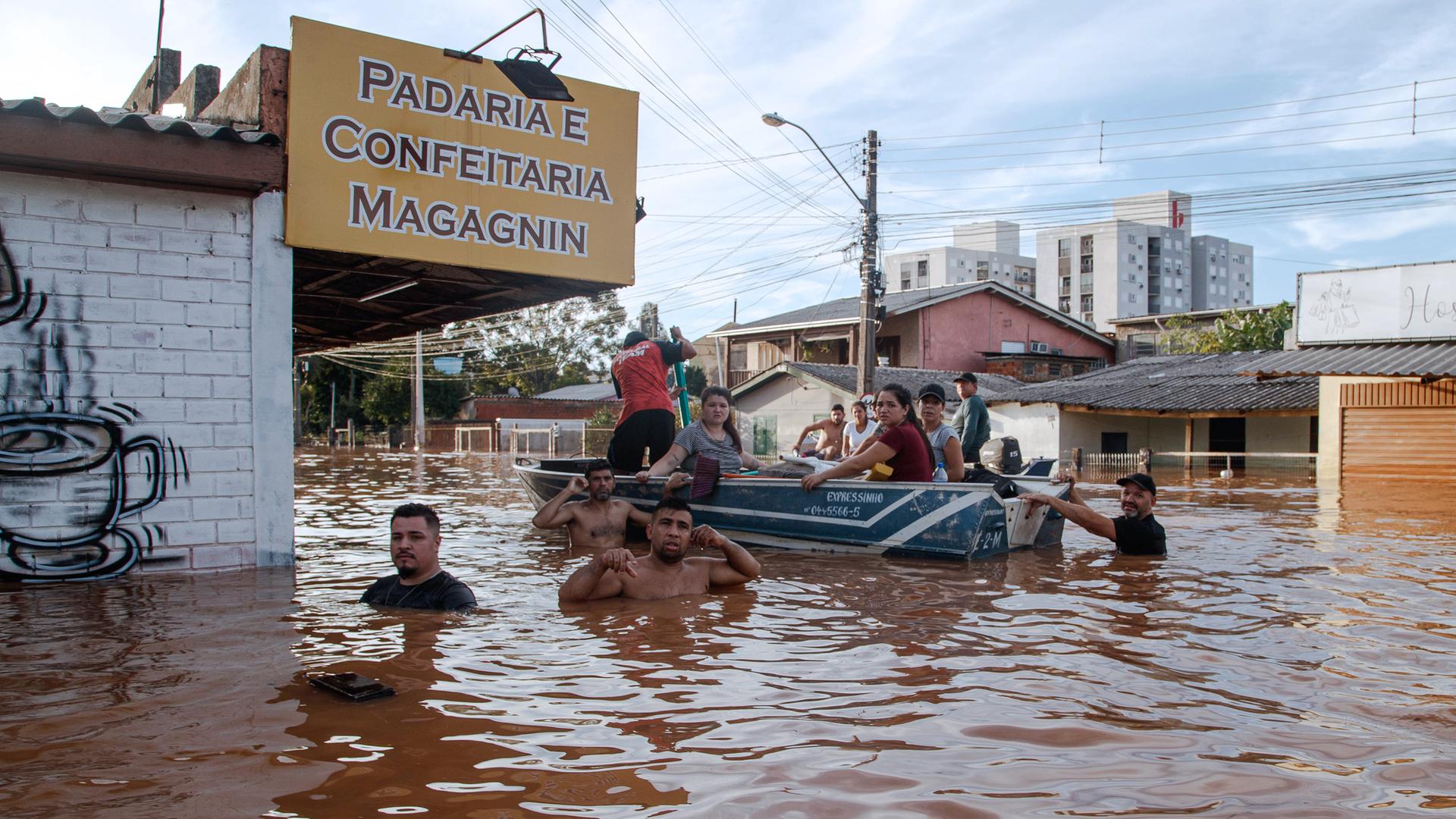 Ein Rettungsteam evakuiert vom Hochwasser betroffene Menschen in Santo Afonso