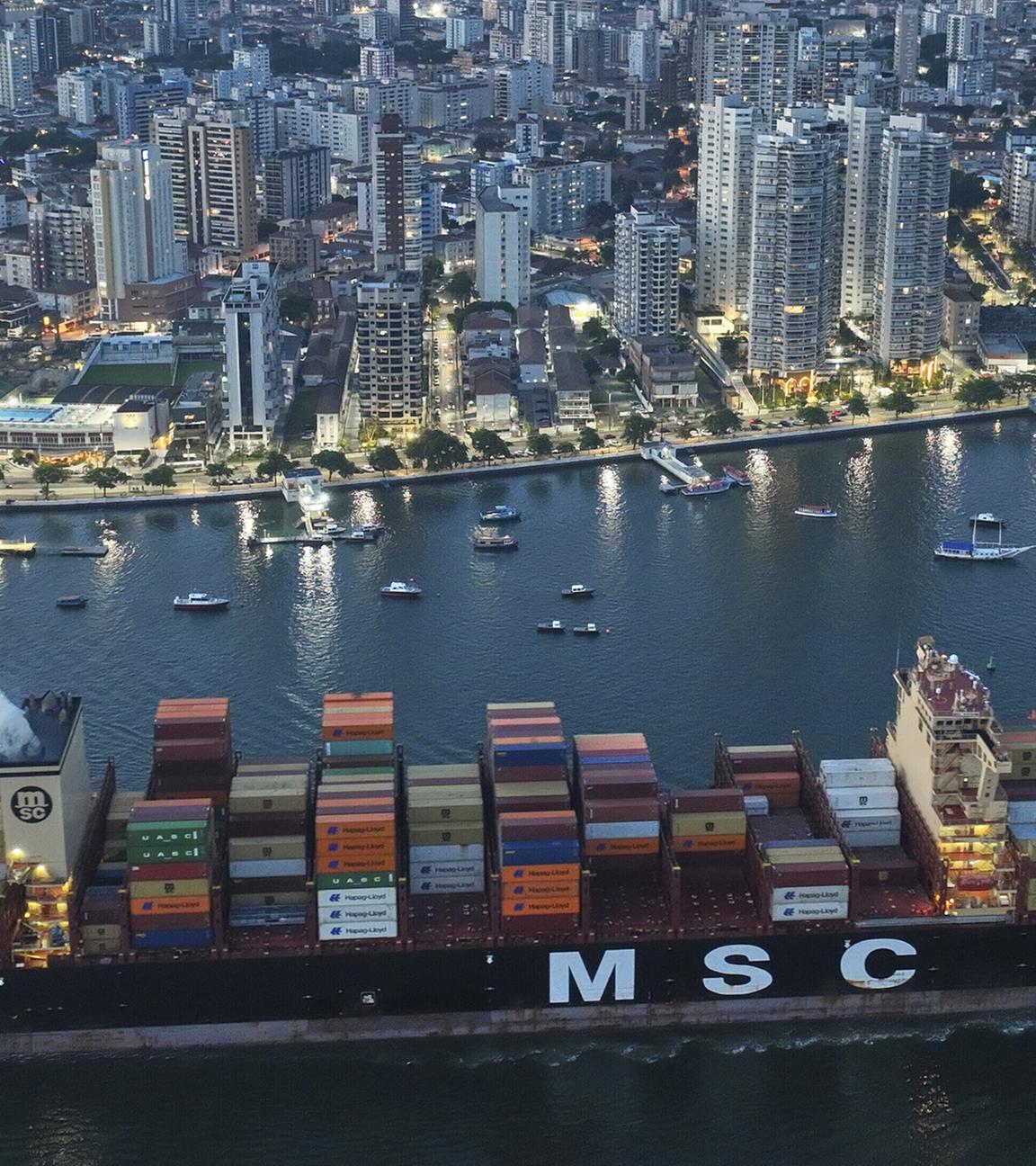 Ein Containerschiff am Hafen von Santos in Brasilien