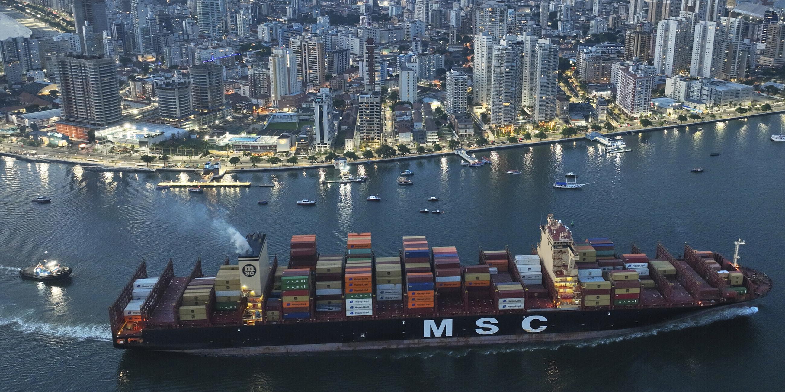 Ein Containerschiff am Hafen von Santos in Brasilien