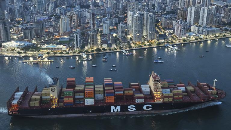Ein Containerschiff am Hafen von Santos in Brasilien