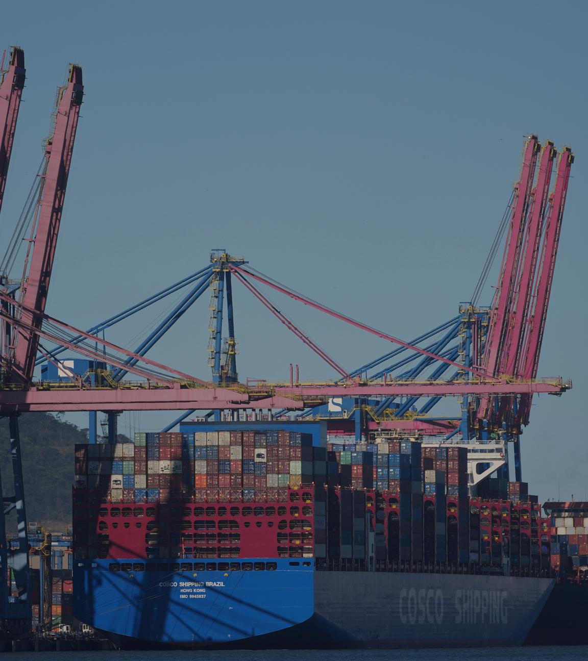 Im Hafen von Santos wird Fracht auf ein Containerschiff geladen.
