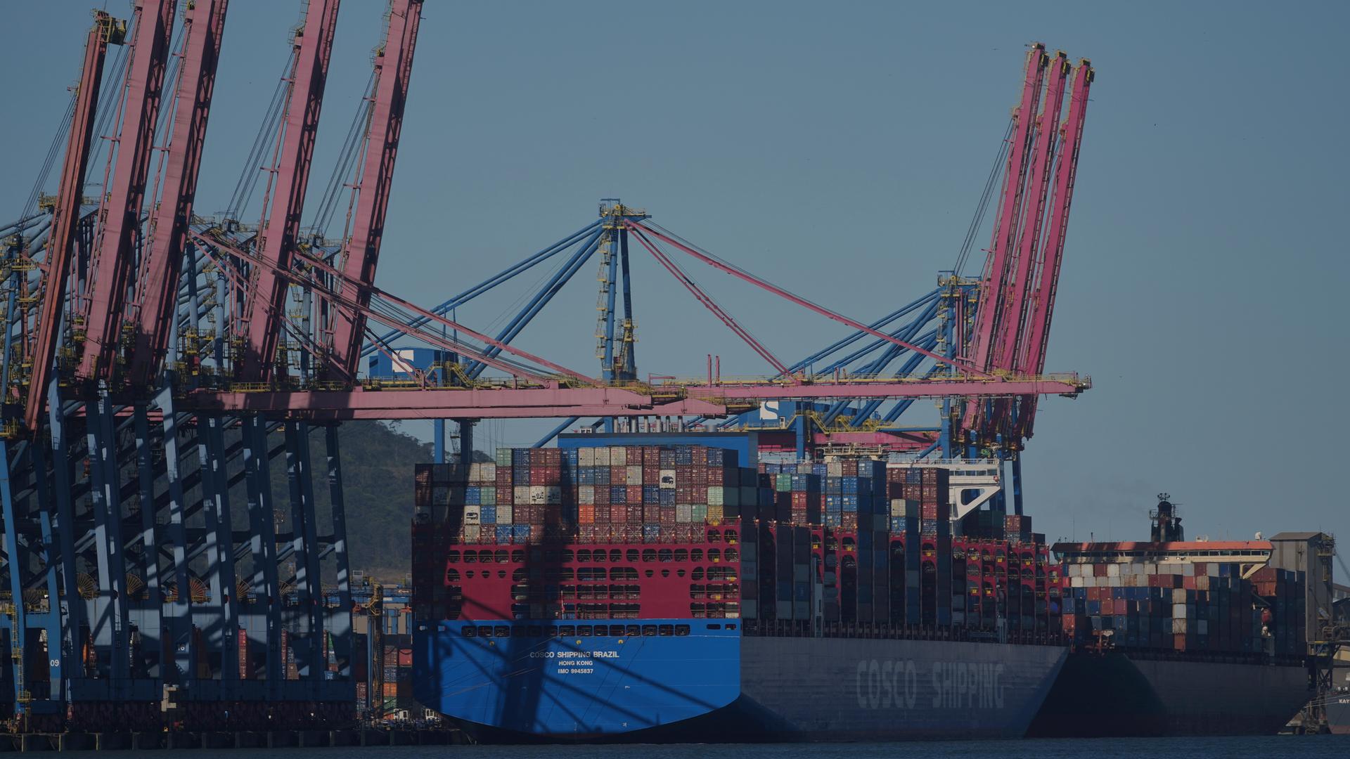 Im Hafen von Santos wird Fracht auf ein Containerschiff geladen.