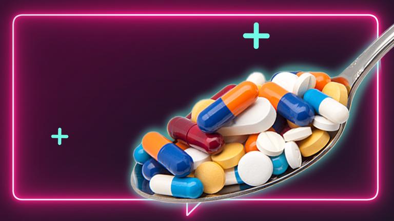 Ein Esslöffel mit einem Häufen bunter unterschiedlicher Pillen ragt bis zur Mitte in das Bild hinein.