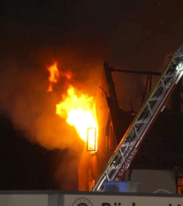 Unterstützende Brauerei bei Feuerbekämpfung 