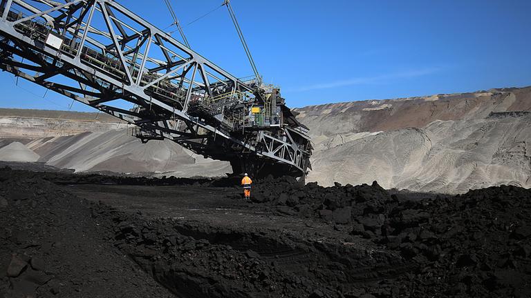 Ein Schaufelradbagger trägt Braunkohle ab
