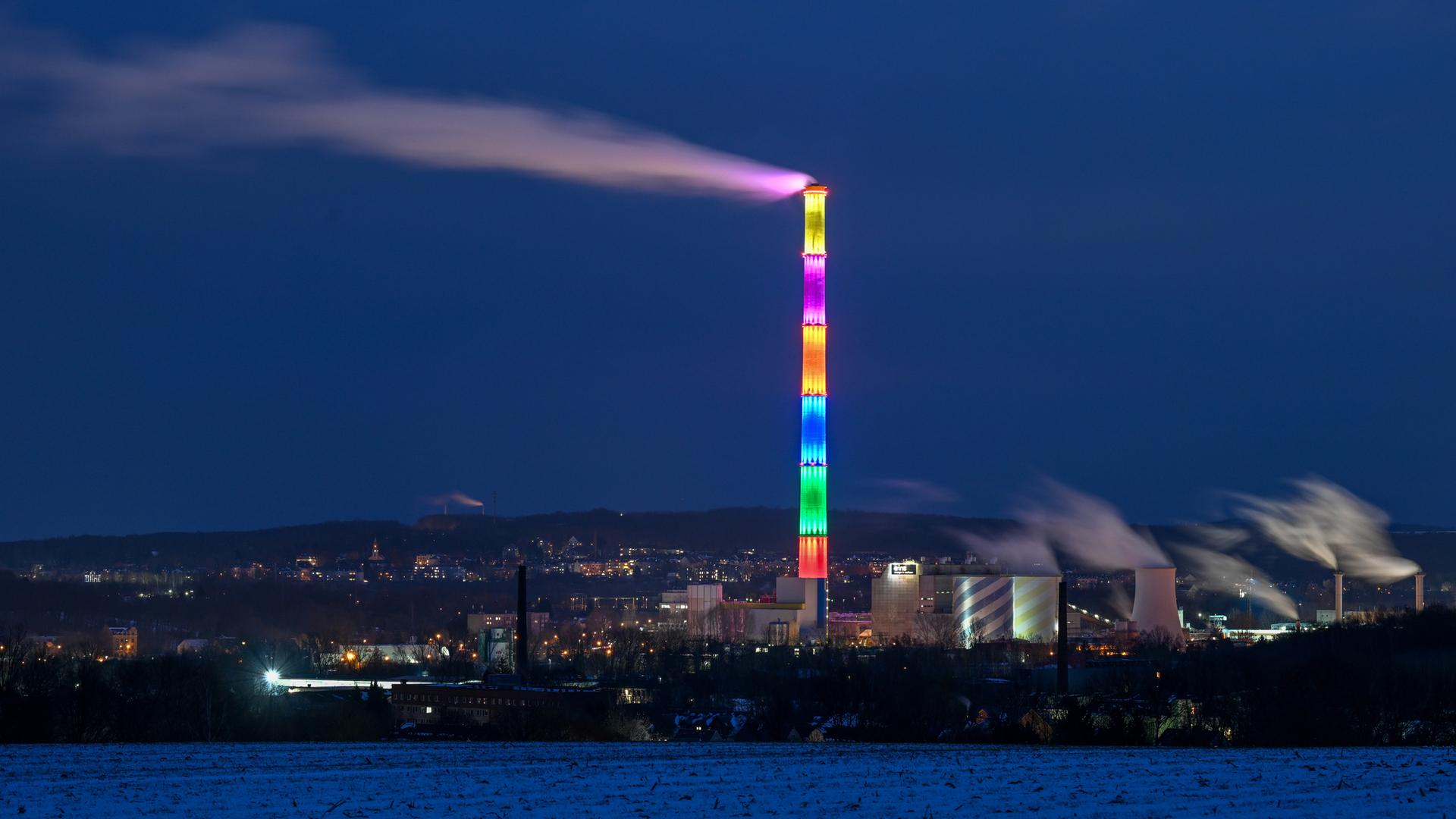 Sachsen, Chemnitz: Eine Abgasfahne steigt aus dem 302 Meter hohen Schornstein des Heizkraftwerkes Chemnitz.
