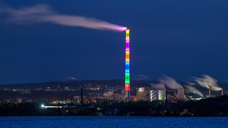 Sachsen, Chemnitz: Eine Abgasfahne steigt aus dem 302 Meter hohen Schornstein des Heizkraftwerkes Chemnitz.