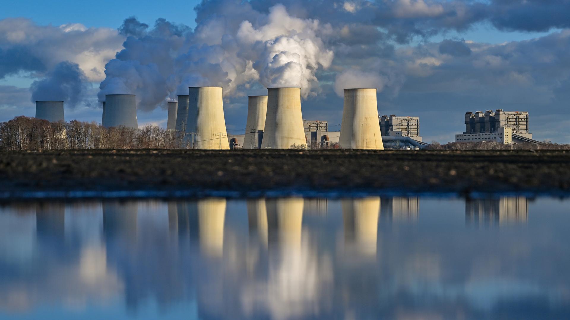 Brandenburg, Jänschwalde: Wasserdampf steigt aus den Kühltürmen des Braunkohlekraftwerks Jänschwalde der Lausitz Energie Bergbau AG (LEAG).