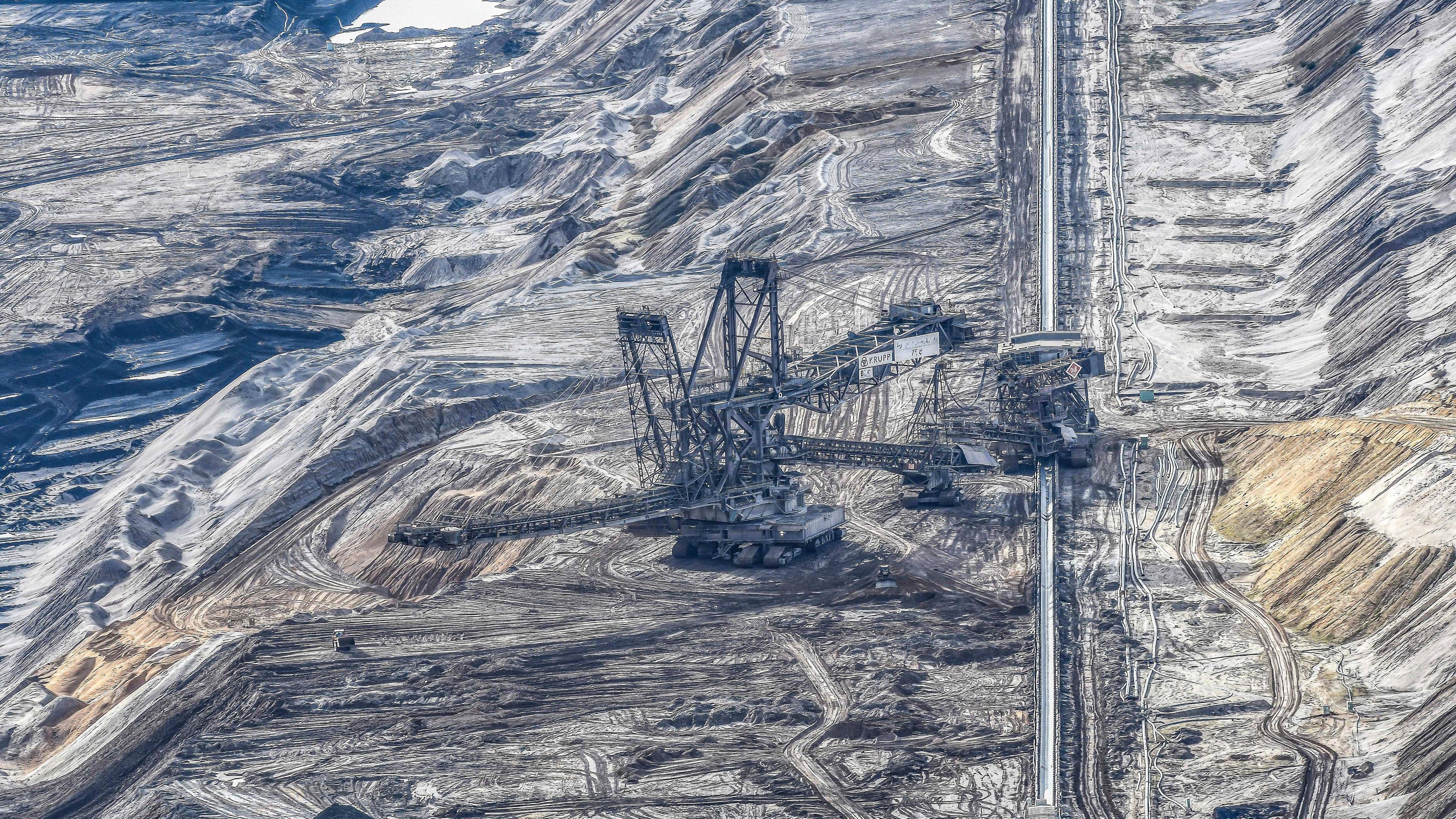 Blick auf den Braunkohletagebau vom Gelaende der Terra Nova am Tagebau Hambach, Elsdorf, Nordrhein-Westfalen, am 12.02.2024.