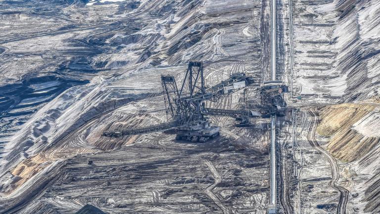 Blick auf den Braunkohletagebau vom Gelaende der Terra Nova am Tagebau Hambach, Elsdorf, Nordrhein-Westfalen, am 12.02.2024.