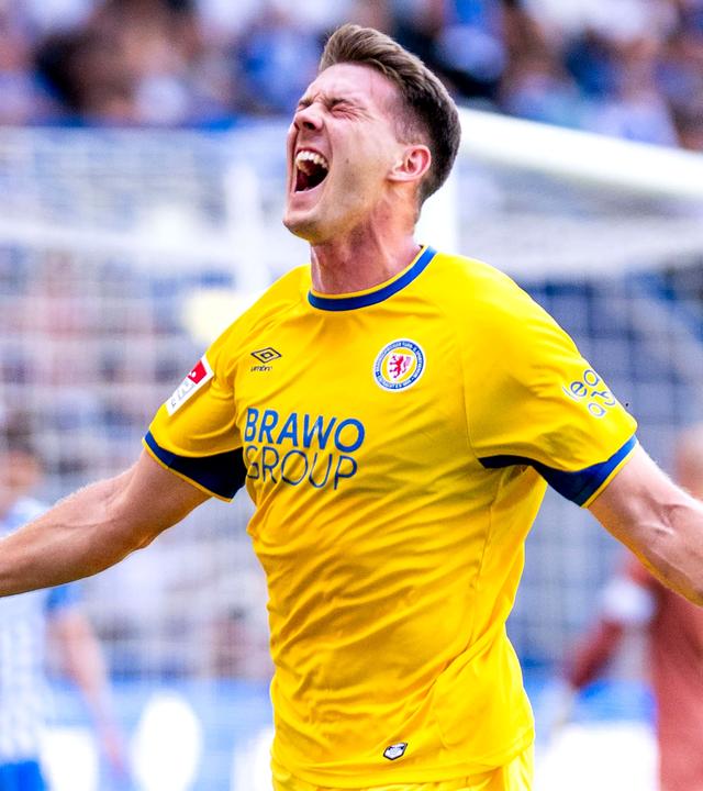 Florian Flick von Eintracht Braunschweig jubelt nach seinem Tor zum 1:0.