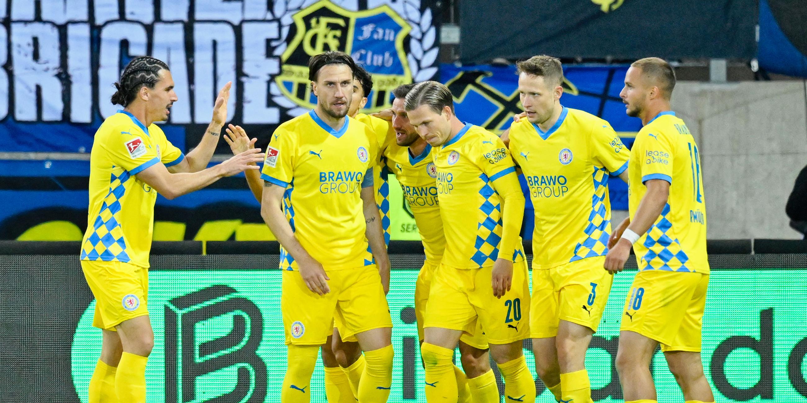 Relegation: Braunschweiger Spieler jubeln gemeinsam.