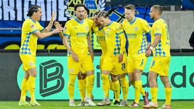 Relegation: Braunschweiger Spieler jubeln gemeinsam.