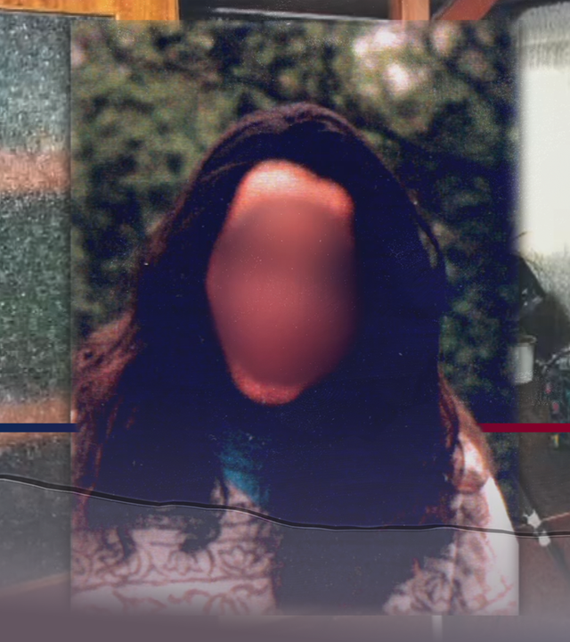 Portraitfoto des Opfers. Eine junge Frau mit langen schwarzen Haaren. Sie trägt einen rosenfarbenen Pullover mit Muster. Im Hintergrund ist unscharf ein Wald zu erkennen. Das Gesicht wurde technisch verfremdet. Links daneben: Lichtschematische Darstellung eines Fingerabdrucks.