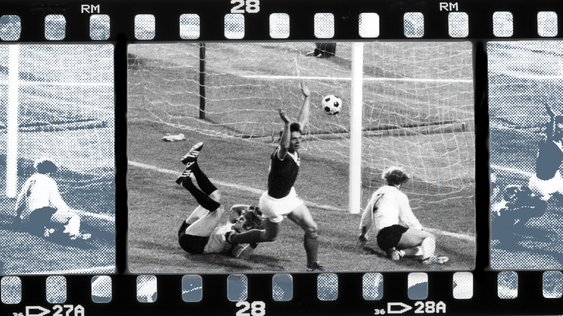 Jürgen Sparwasser jubelt über das 1:0 der DDR gegen die BRD bei der WM 1974 - s/w-Foto