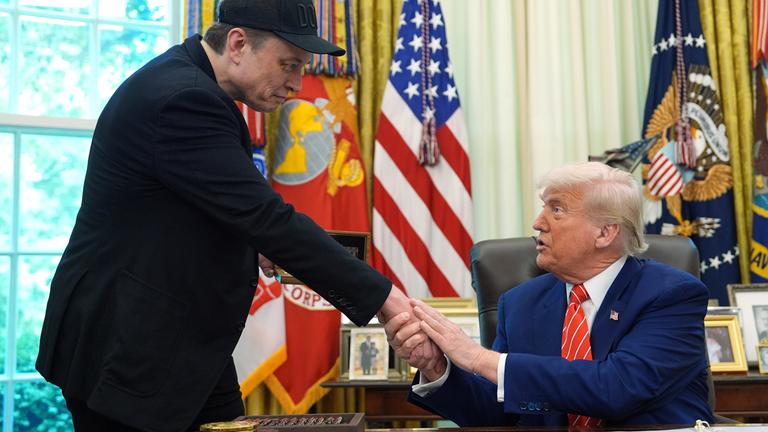 US-Präsident Donald Trump (r) schüttelt die Hand von seinem Berater Elon Musk während einer Pressekonferenz im Oval Office des Weißen Hauses