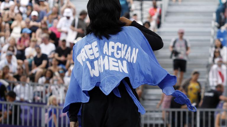Auf einem Umhang der Breakerin Talash steht: "Free Afghan Women"