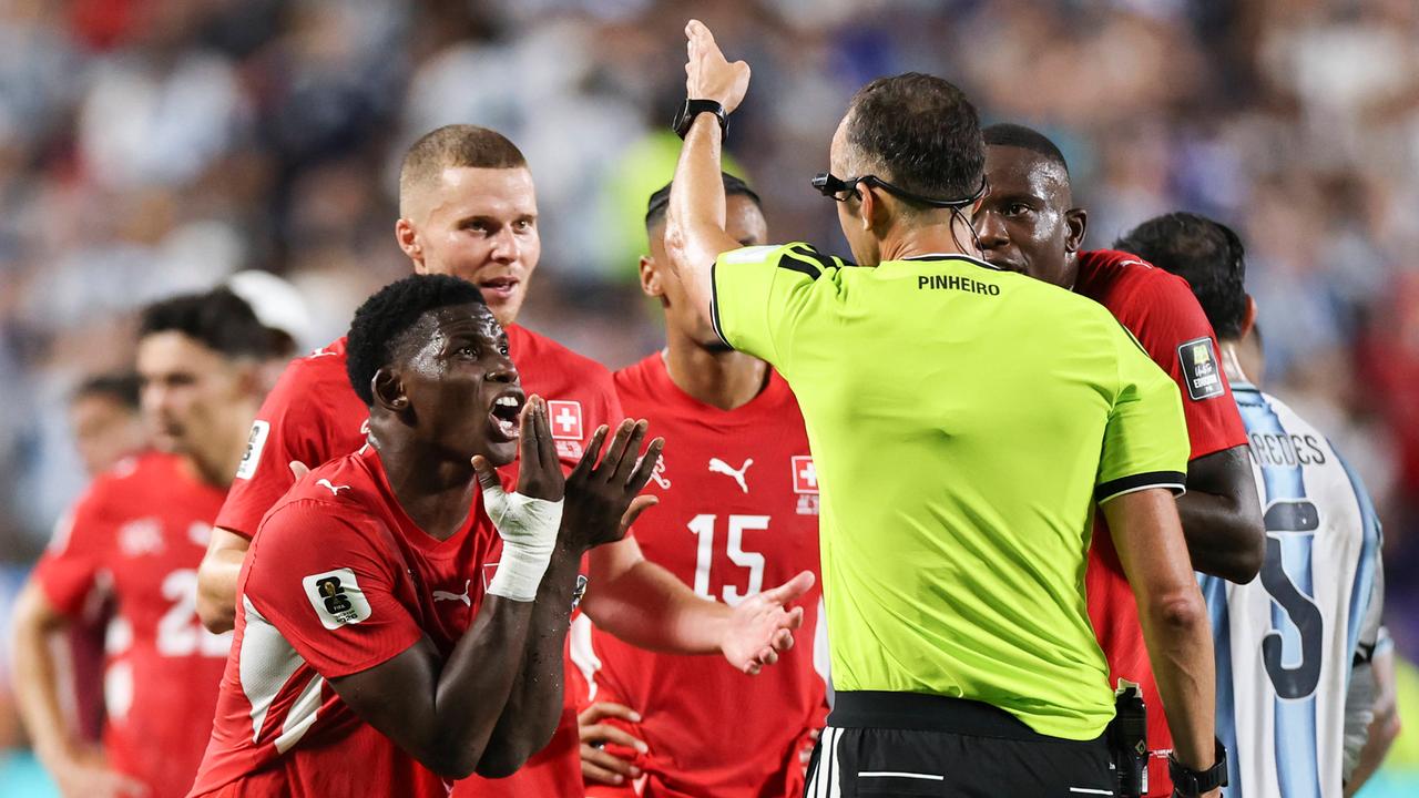 Embolo-Schwalbe führt zu Platzverweis - Schweiz tobt wegen VAR