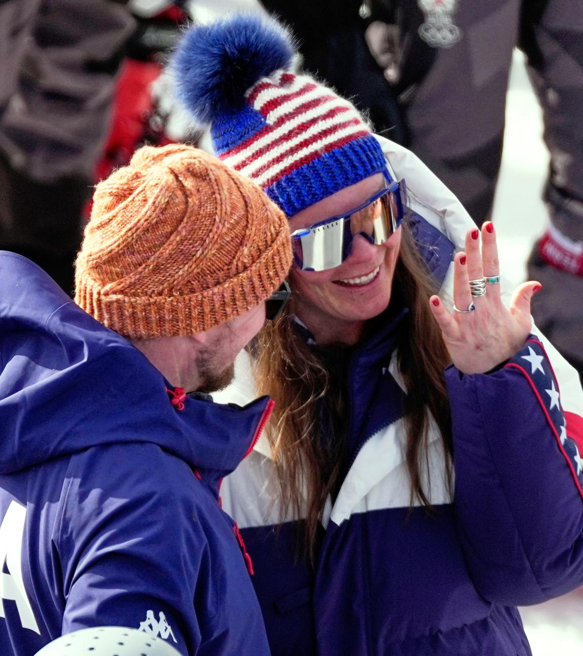 Breezy Johnson betrachtet den Verlobungsring, den sie von Connor Watkins erhalten hat am 12.02.2026 in Cortina d'Ampezzo.